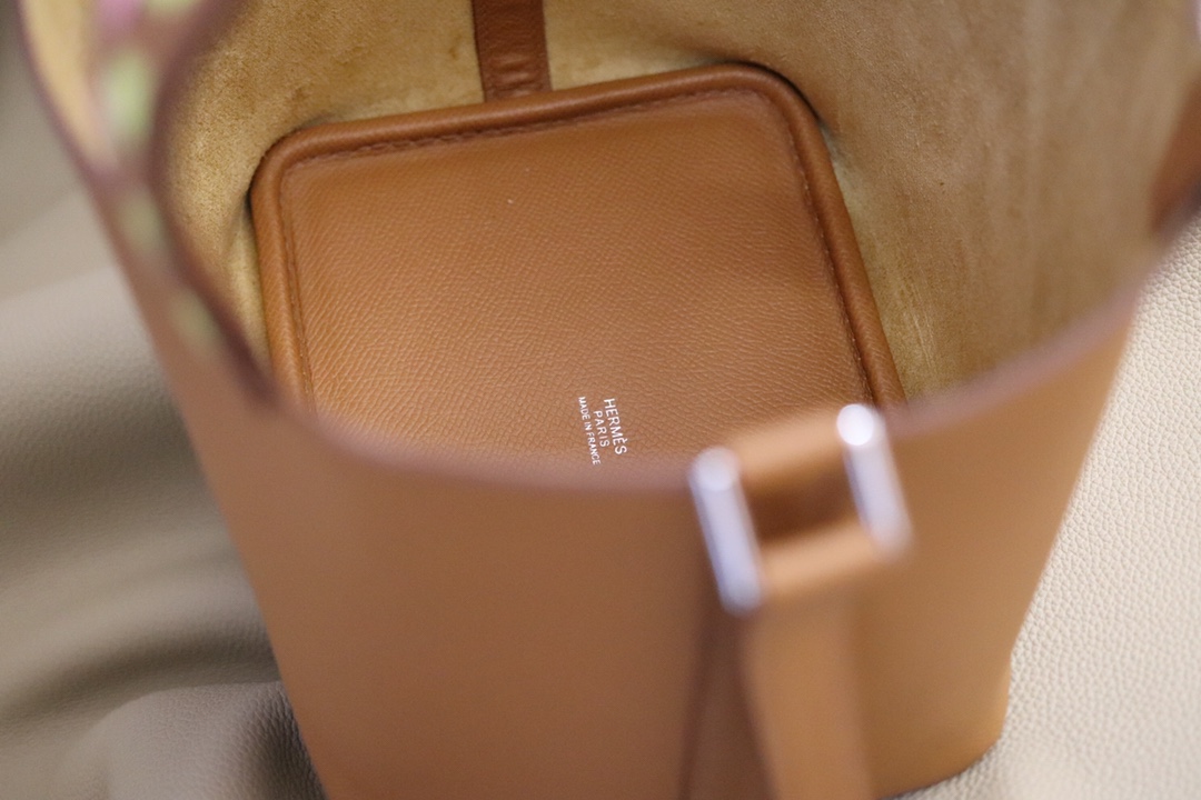 에르메스 피코탄18 레더 트레사쥬 골드브라운 앱송